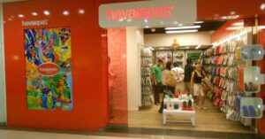 Lucro da Alpargatas no 3T25 cresce 199% e reforça domínio global das Havaianas