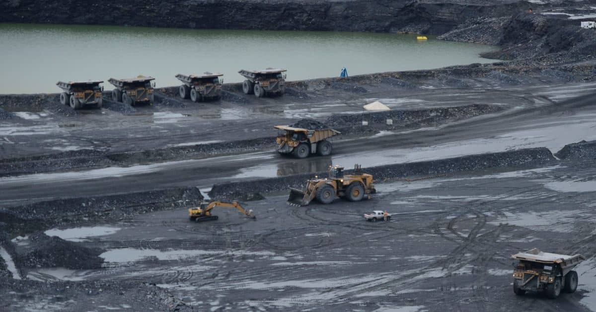 Minerais críticos no Brasil em operação de mineração e processamento