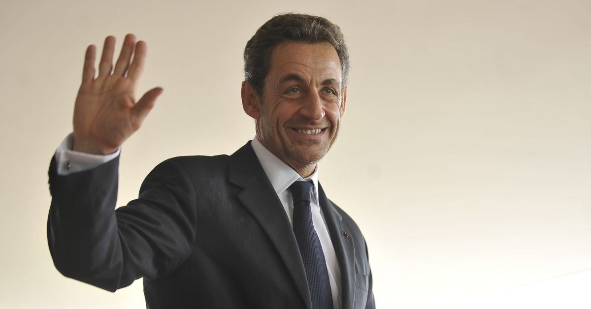 Nicolas Sarkozy deixa prisão sob supervisão judicial em Paris.