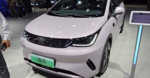 BYD dobra meta de vendas internacionais e prevê exportar até 1,6 milhão de veículos elétricos.