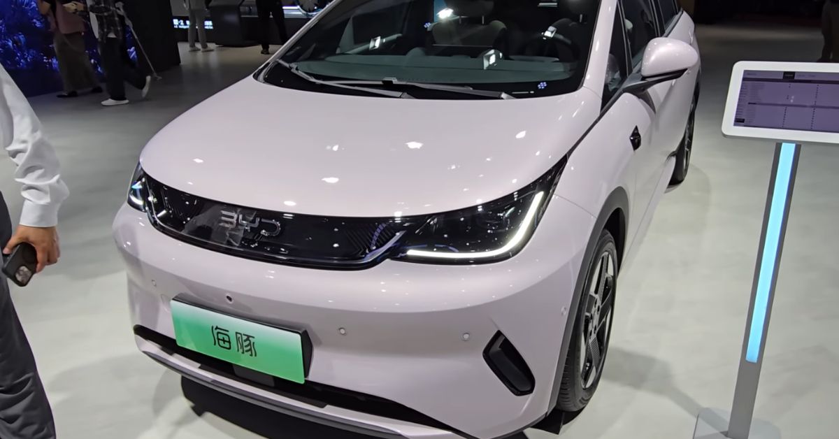 BYD dobra meta de vendas internacionais e prevê exportar até 1,6 milhão de veículos elétricos.