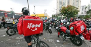investigação do iFood em cenário com entregadores reunidos