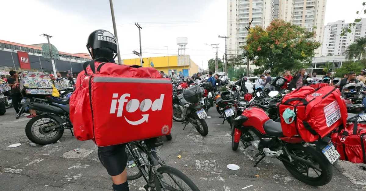 investigação do iFood em cenário com entregadores reunidos