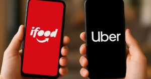 Smartphones exibindo iFood e Uber após início da integração entre os apps