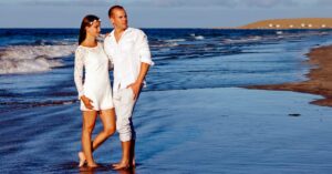 casal caminha na praia representando o aumento de casais sem filhos no Brasil