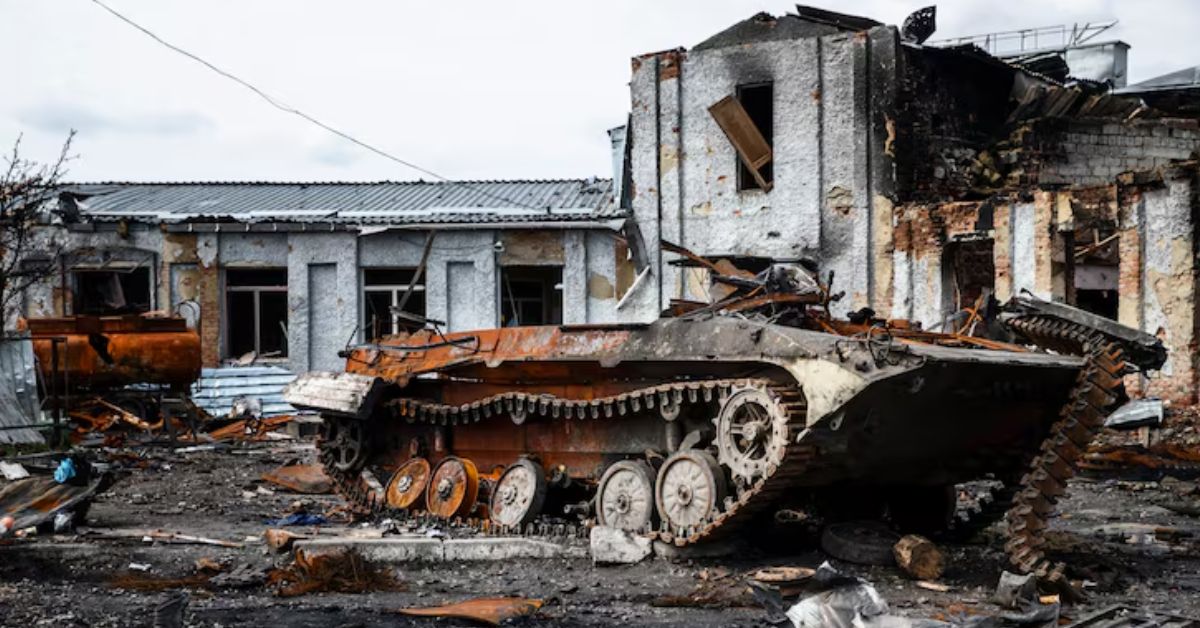 Tanque destruído em área de conflito na Ucrânia.