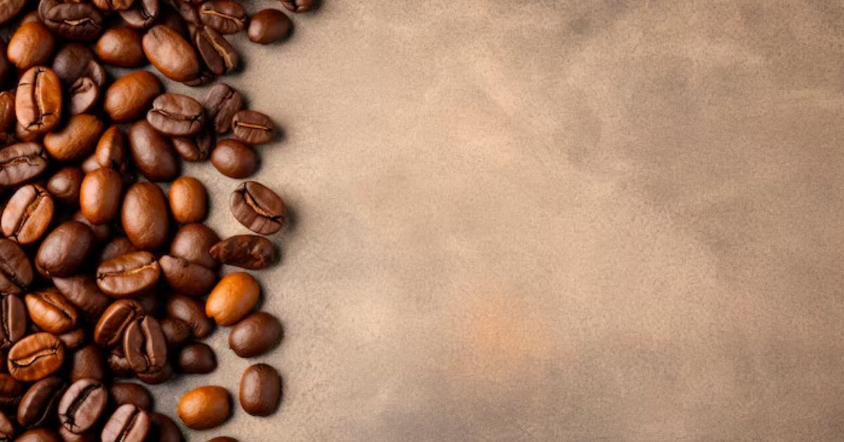 preços do café em queda com grãos sobre superfície rústica