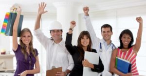 Profissões em alta em 2025 representadas por profissionais de diferentes áreas em ambiente corporativo.