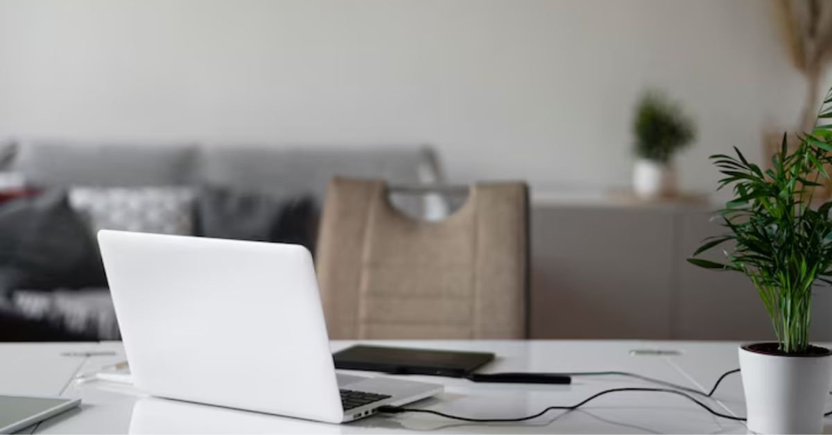 queda do home office representada por escritório doméstico vazio