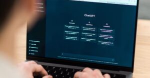 Usuário acessa o ChatGPT em laptop, ilustrando os riscos do ChatGPT e debates sobre segurança da OpenAI