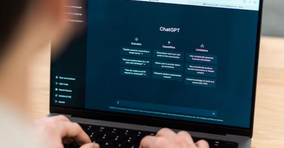 Usuário acessa o ChatGPT em laptop, ilustrando os riscos do ChatGPT e debates sobre segurança da OpenAI