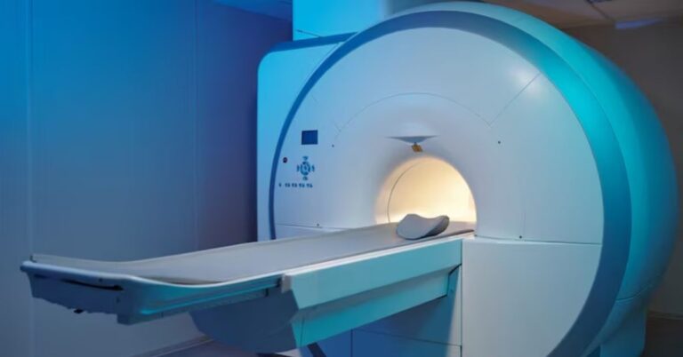Tomógrafo em ambiente clínico durante preparação para exame