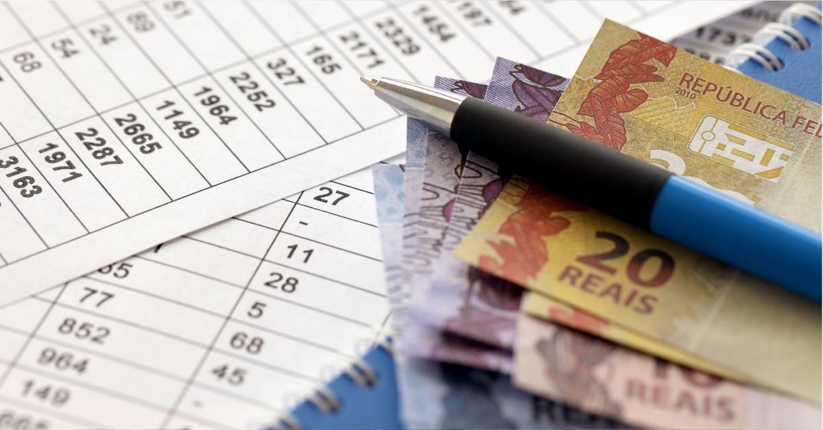 vendas do Tesouro Direto em outubro, cenário financeiro com cédulas e planilhas