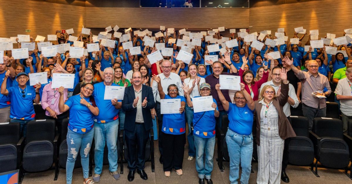 certificados de qualificação profissional entregues a alunos do SENAI e FIEC