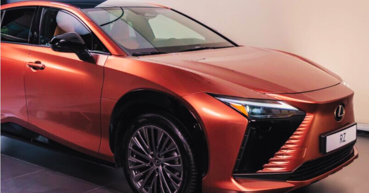 Lexus RZ 500e em destaque com design premium e linhas elétricas da nova geração