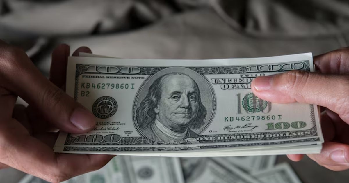 Alta do dólar com nota de 100 dólares em destaque