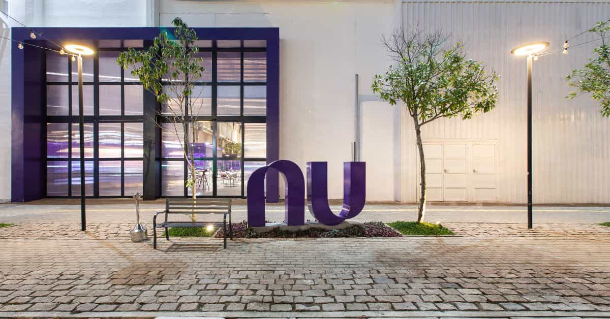 Debate regulatório representando a intriga entre Febraban e Nubank.