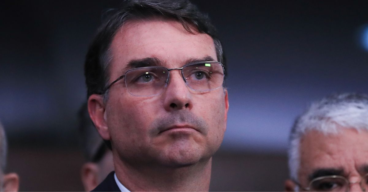 Candidatura de Flávio Bolsonaro discutida por PL, PP e União em reunião em Brasília