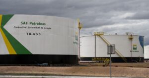 Refinaria da Petrobras produzindo combustível sustentável de aviação.