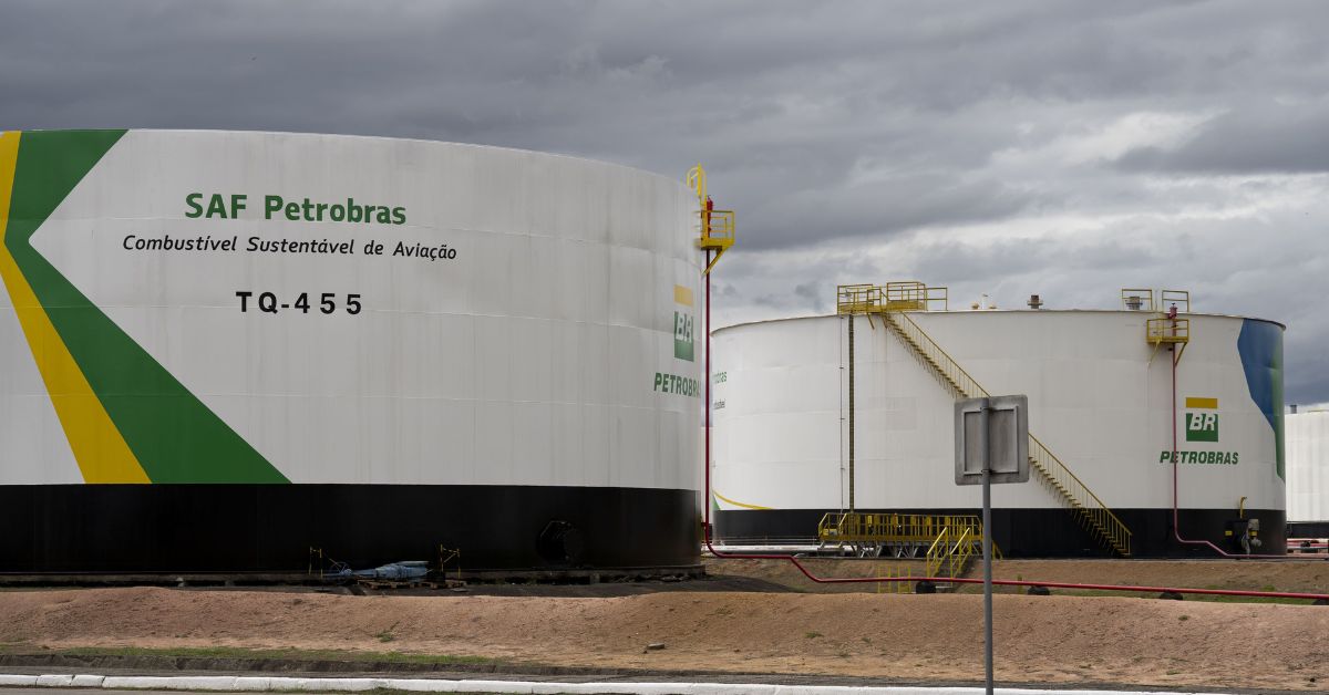 Refinaria da Petrobras produzindo combustível sustentável de aviação.