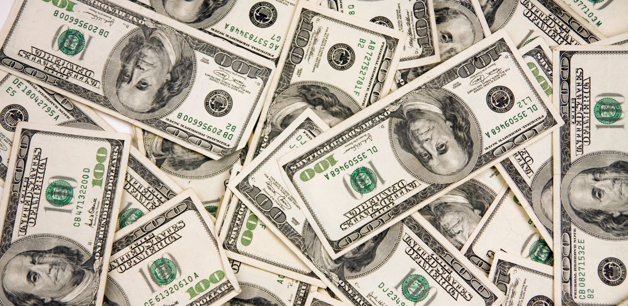 Cotação do dólar fecha em alta no Brasil