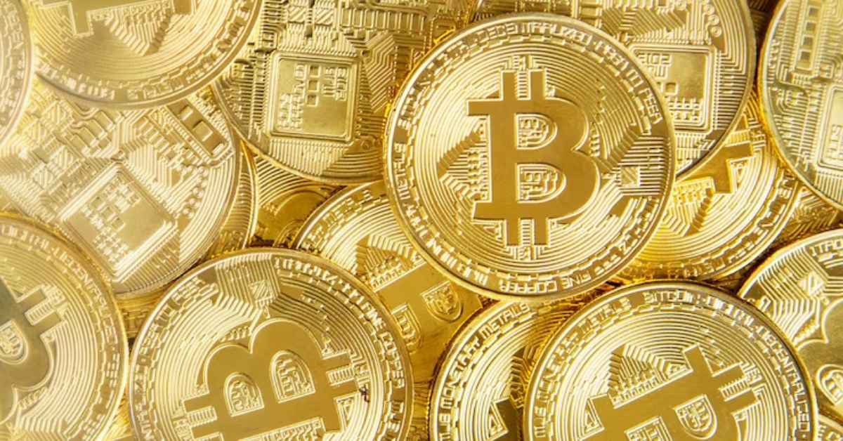 crise do mercado cripto com moedas de bitcoin em destaque após queda de preços