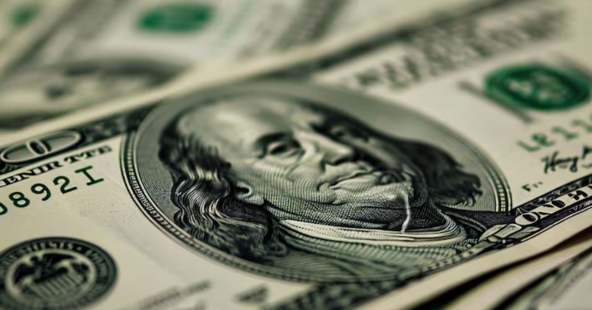 dólar fecha 2025 em queda frente ao real após ano de volatilidade