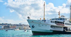 Navio em operação durante período de alta do frete marítimo