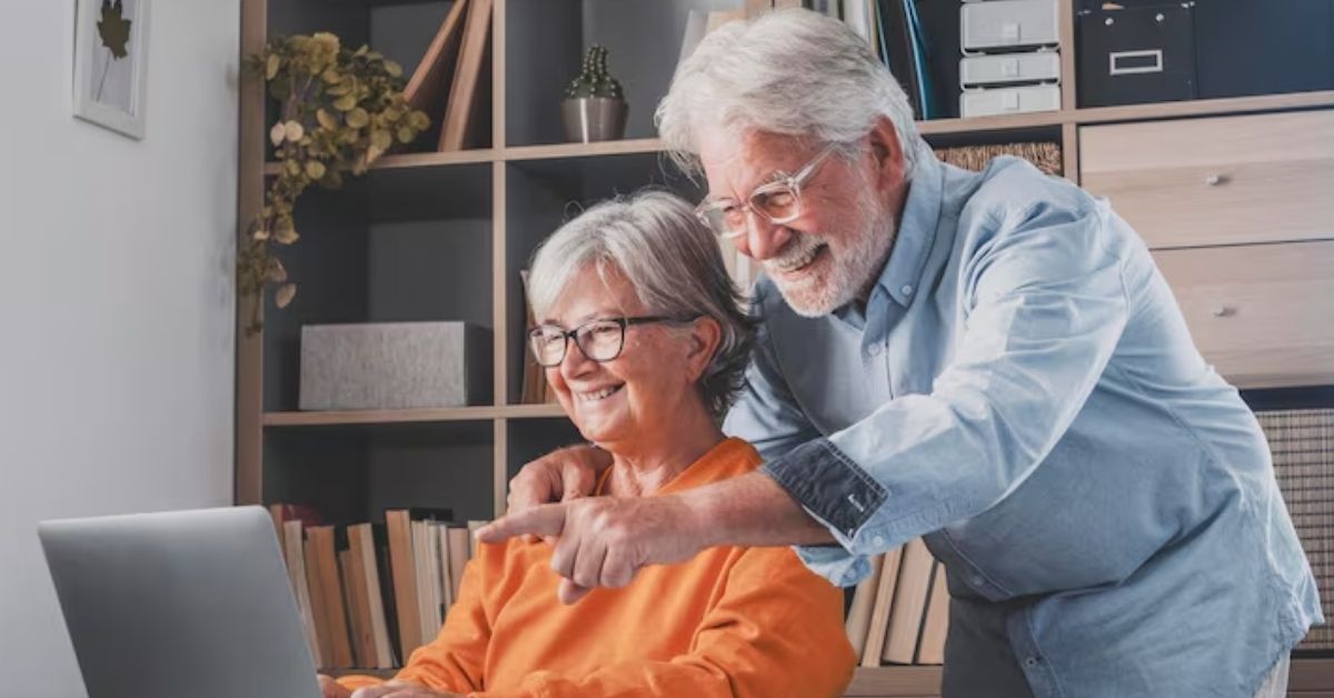 Idosos no mercado de trabalho usando computador em ambiente doméstico