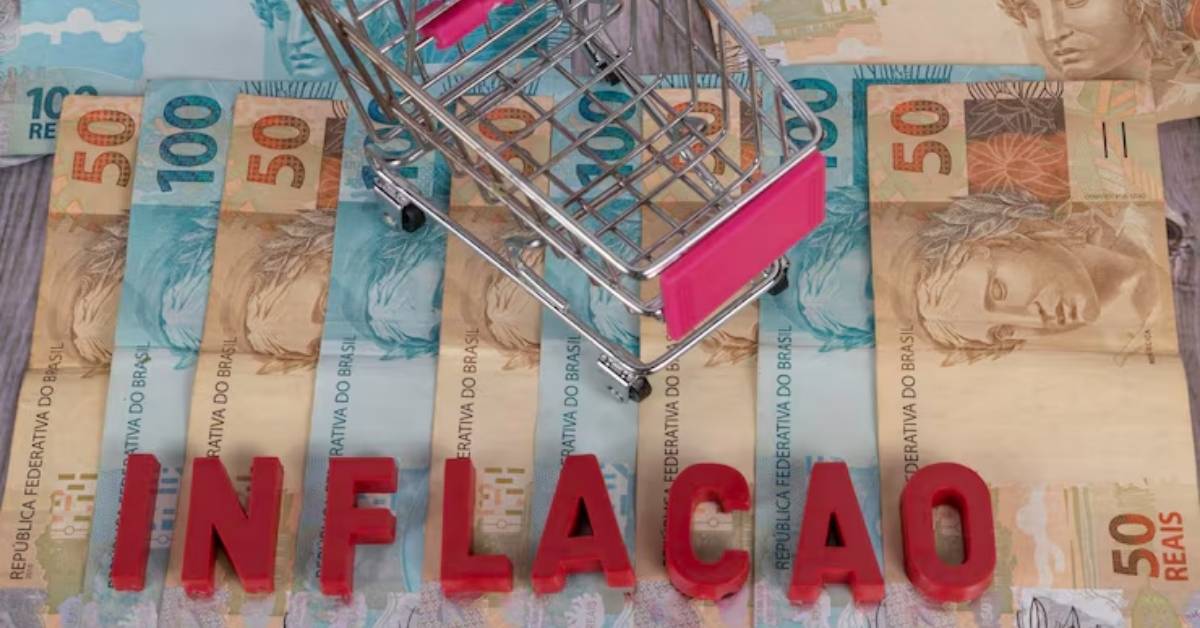 Inflação e dólar representados por carrinho de compras sobre notas brasileiras
