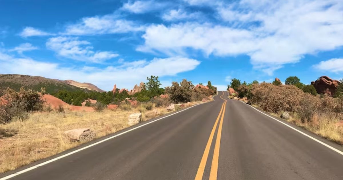 logística rodoviária no Brasil com rodovia pavimentada usada no transporte de cargas