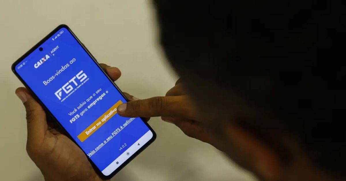 Usuário acessando aplicativo do FGTS em meio às mudanças no FGTS 2026