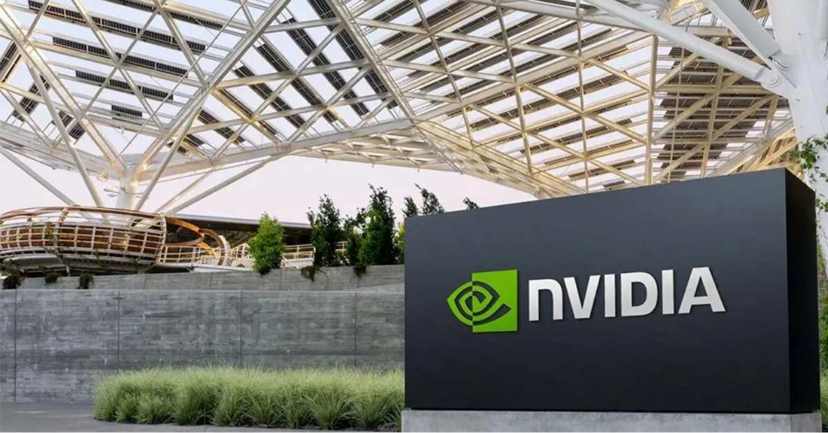 Fachada da Nvidia em meio ao anúncio de acordo para incorporação de tecnologia de inferência em chips de IA