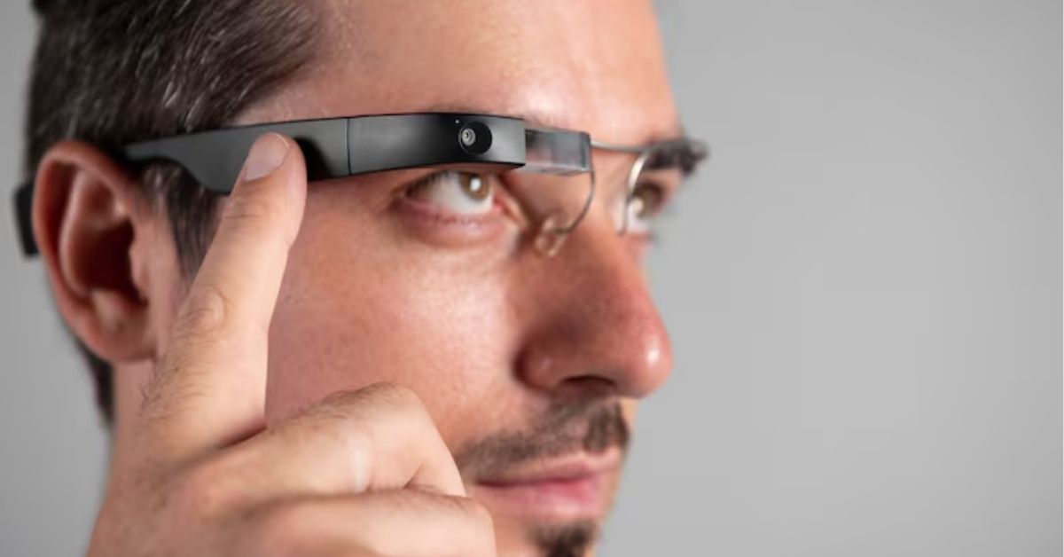 Homem testa óculos inteligentes da Google com câmera lateral