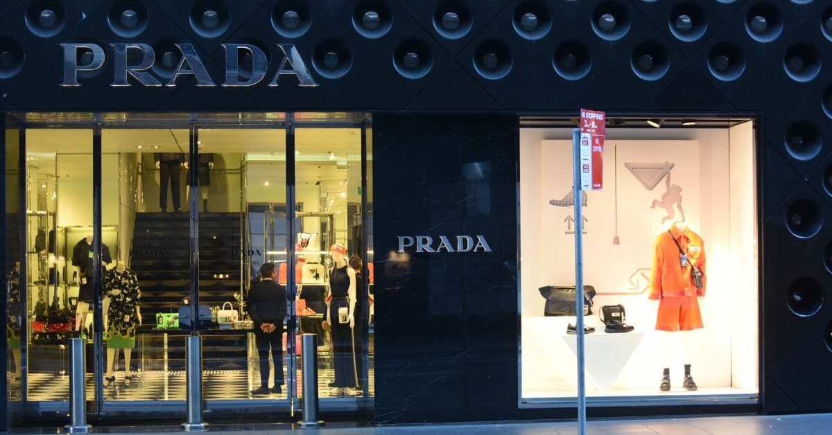 Prada compra Versace em operação bilionária.