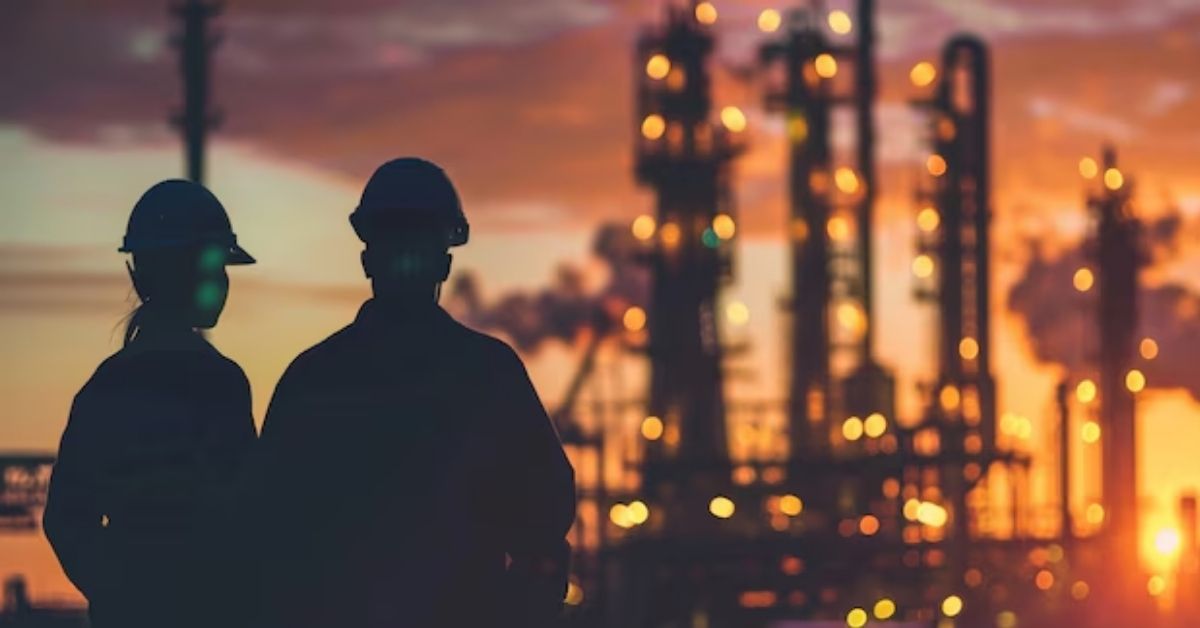 Preços do petróleo em queda em 2025 com refinaria ao fundo