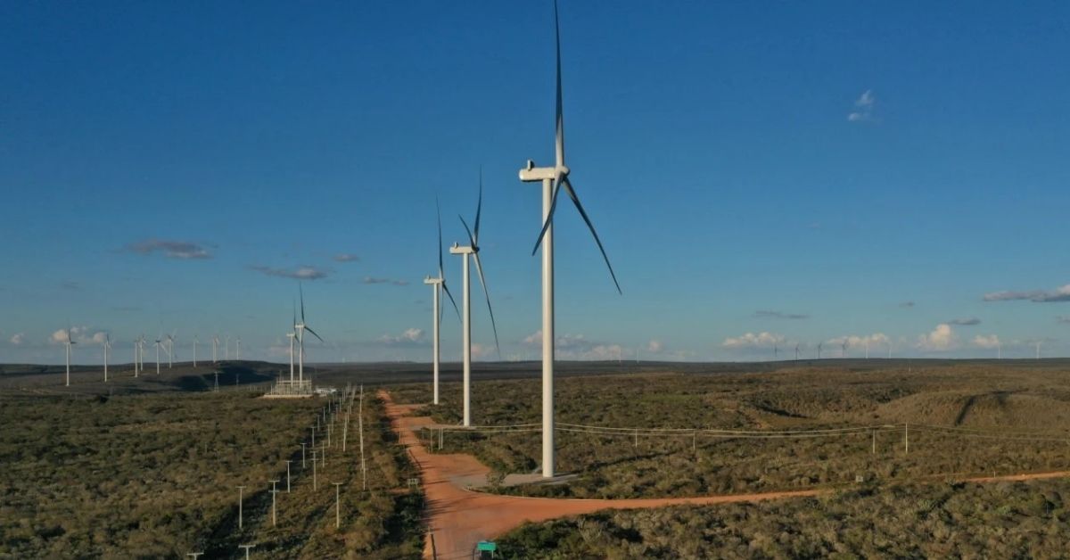 Projeto eólico na Bahia com aerogeradores distribuídos em área de caatinga