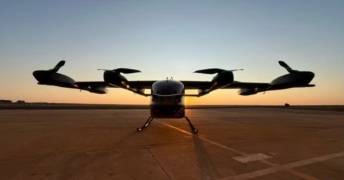 Protótipo do carro voador da Embraer durante testes em pista de aviação