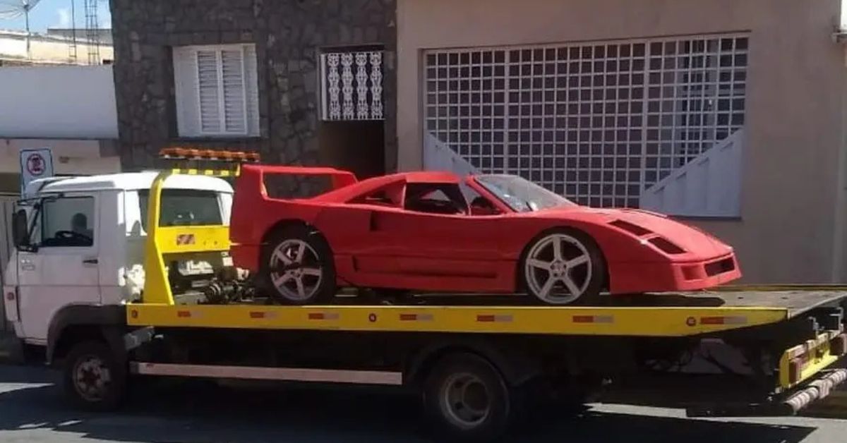 Réplica de Ferrari F40 em SP apreendida em decisão judicial no Brasil