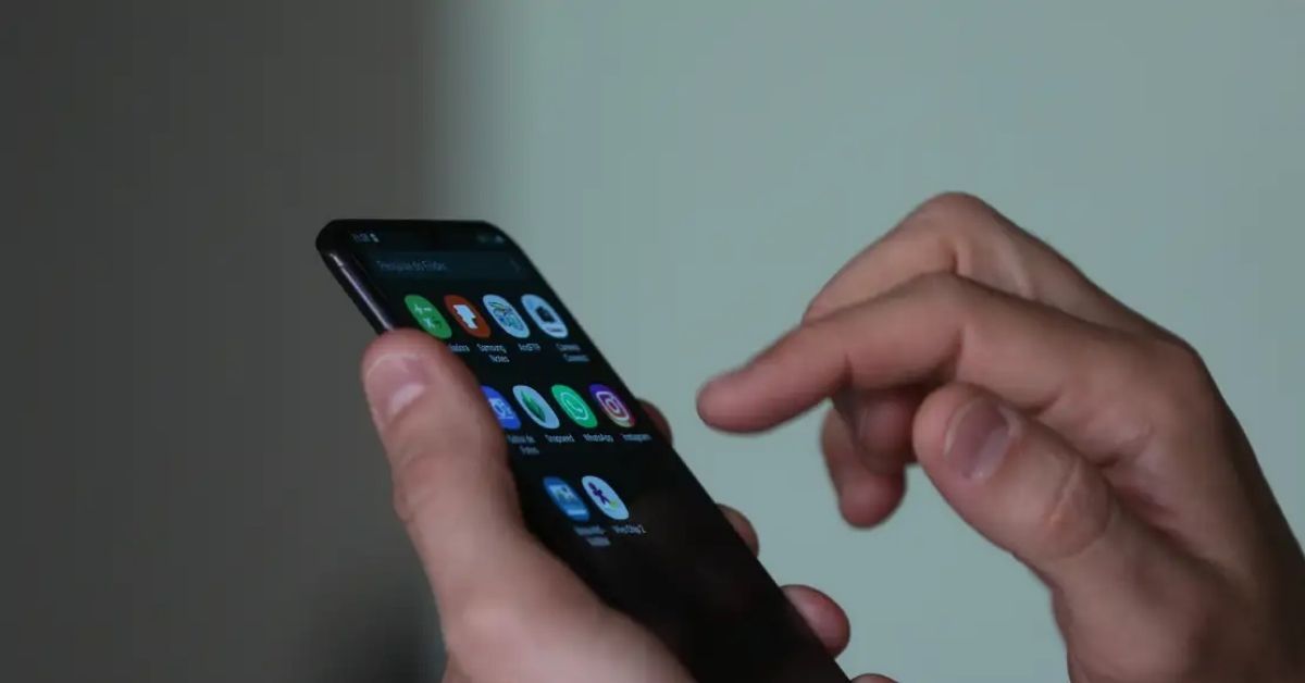 Usuário acessa aplicativos em celular durante repercussão da sanção à rede social X