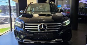 Semana do GLB 220 da Newsedan Mercedes-Benz com SUV premium em exposição
