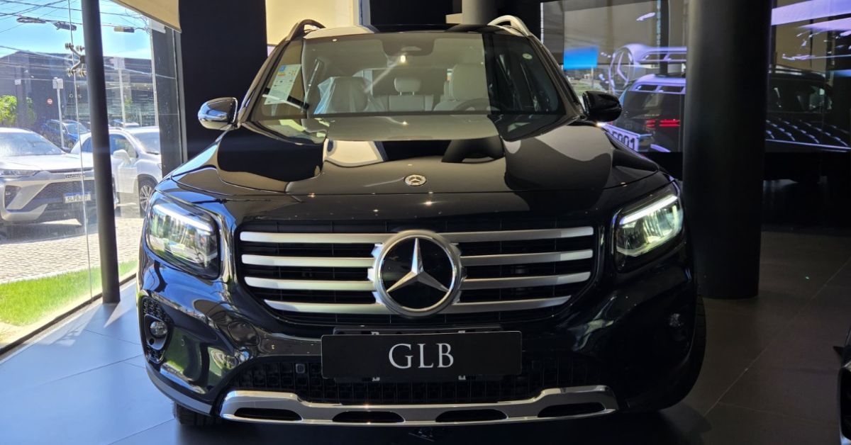 Semana do GLB 220 da Newsedan Mercedes-Benz com SUV premium em exposição