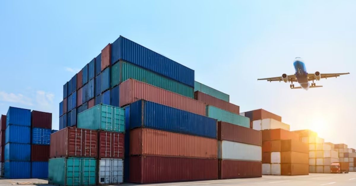 Superávit comercial brasileiro com foco em exportações e contêineres no porto