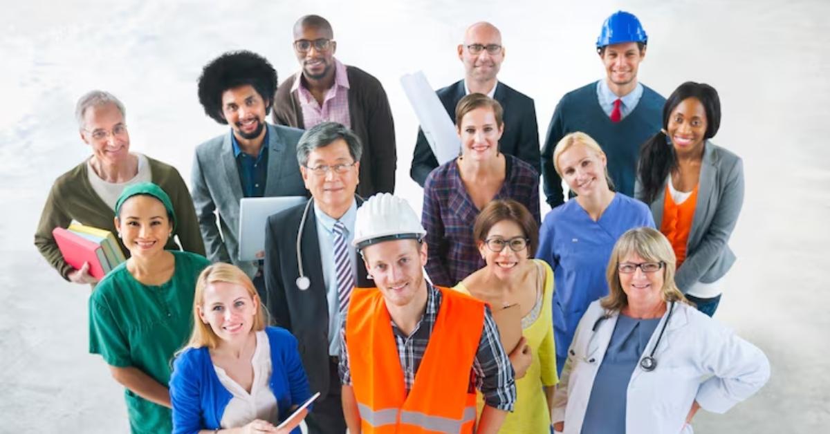 Taxa de desemprego no Brasil cai para 5,2% com mais trabalhadores empregados