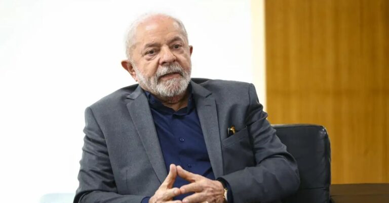 Lula comenta taxação dos EUA ao Brasil durante cerimônia no Palácio do Planalto