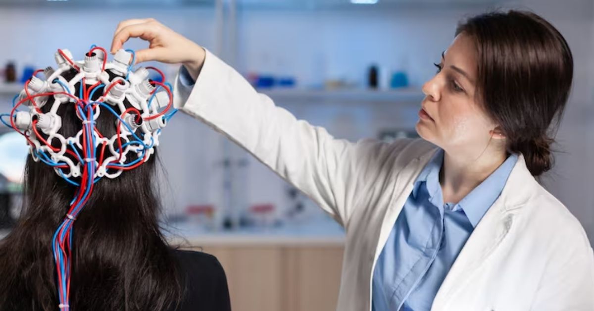 Pesquisadora ajusta equipamento para estudo da atividade neural em laboratório