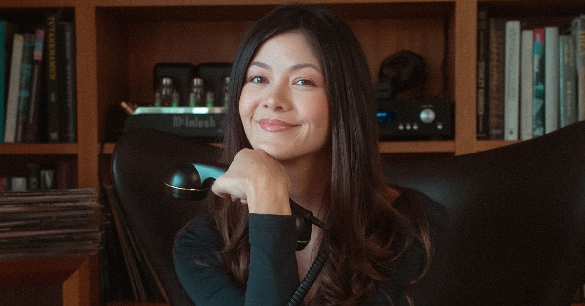 telefone retrô Bluetooth conectado a smartphone em mesa de madeira