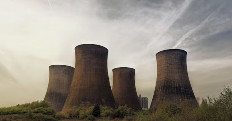 Usina nuclear no Japão com torres de resfriamento em operação