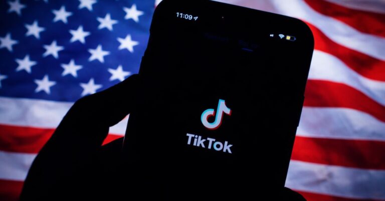 Venda do TikTok nos EUA com bandeira americana ao fundo