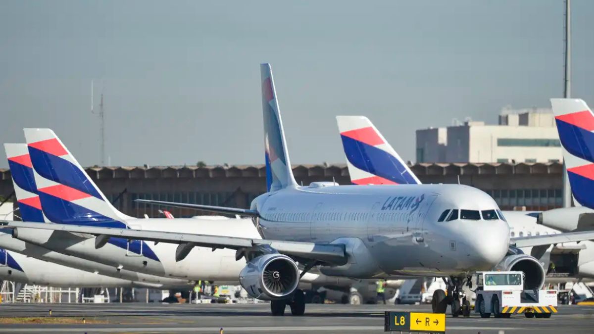 Imagem de um avião da Latam para ilustrar uma matéria jornalística sobre a aviação brasileira em 2025